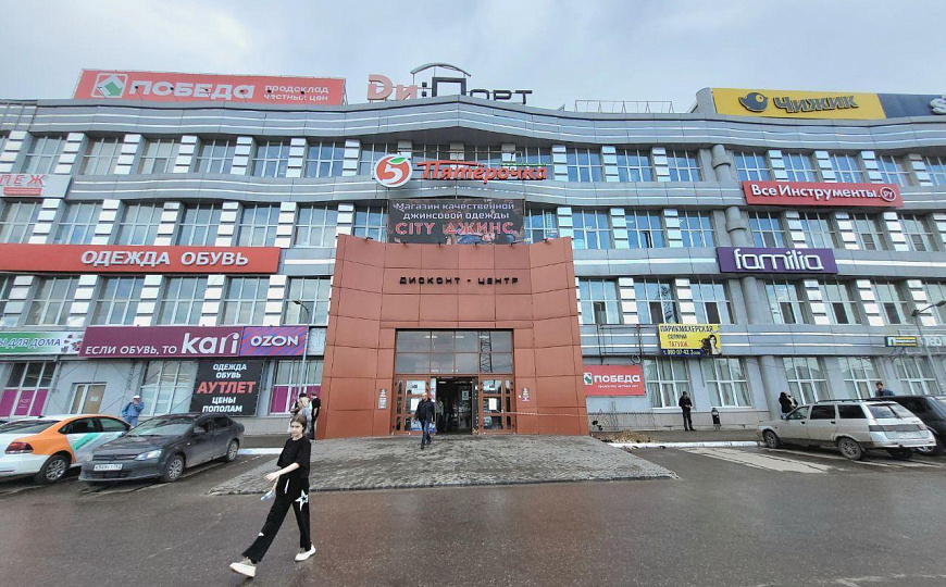 Торговая площадь в соседстве с федералами фото