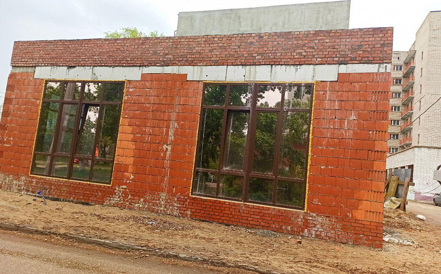 Отдельно стоящее здание со своей парковкой. фото