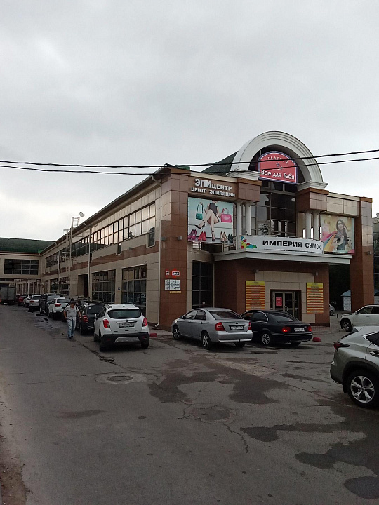 Сдам торговое помещение, 1 000 м² рядом с ТЦ "Ворошиловский" фото