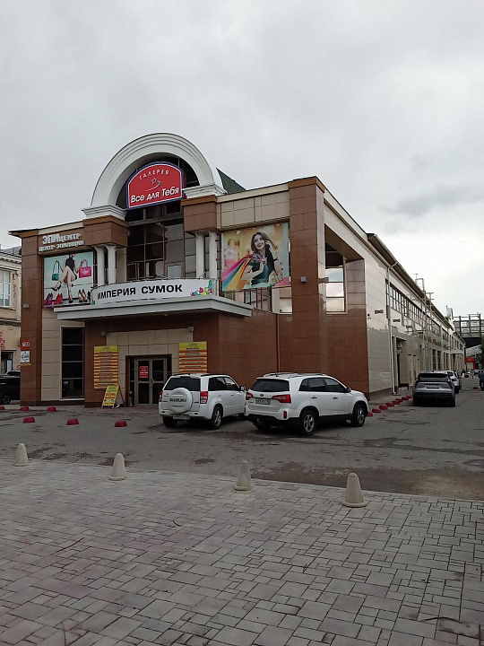 Сдам торговое помещение, 1 000 м² рядом с ТЦ "Ворошиловский" фото