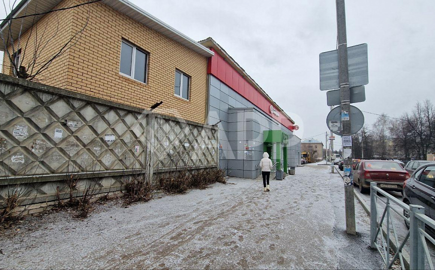 Торговое помещение в аренду на первой линии фото