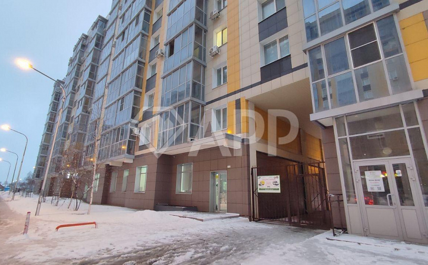 Помещение с окнами на трафике 129м² фото