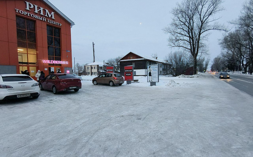 Торговые площади 404 м² на потоке WB  и "Монетка"в ТЦ "Рим" в центре Колпашево, цоколь с окнами фото