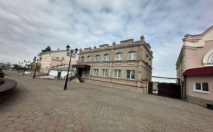 Продается отдельно стоящее здание с земельным участком в собственности фото