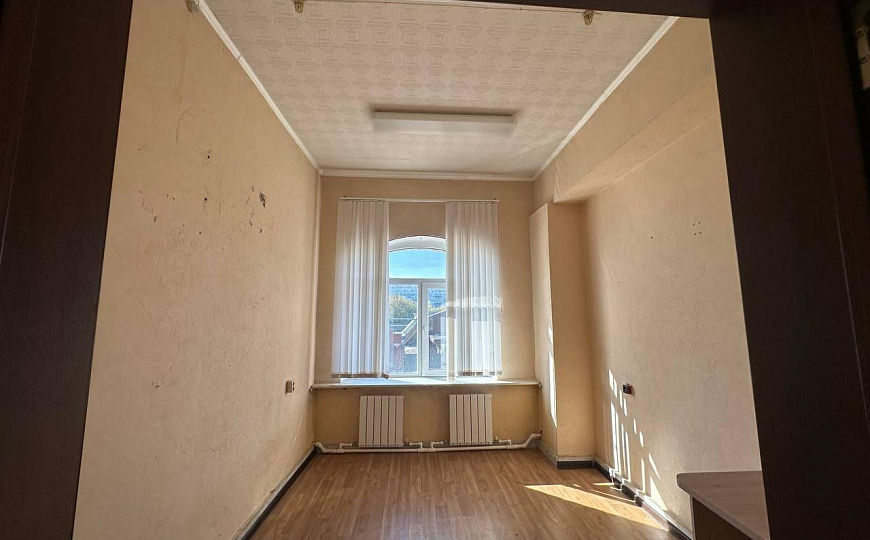 Продается отдельно стоящее здание с земельным участком в собственности фото