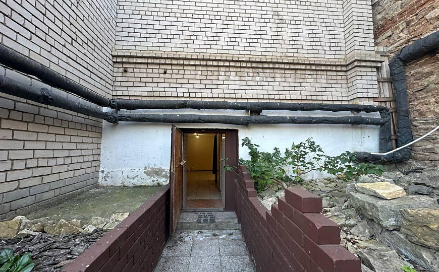Продается отдельно стоящее здание с земельным участком в собственности фото