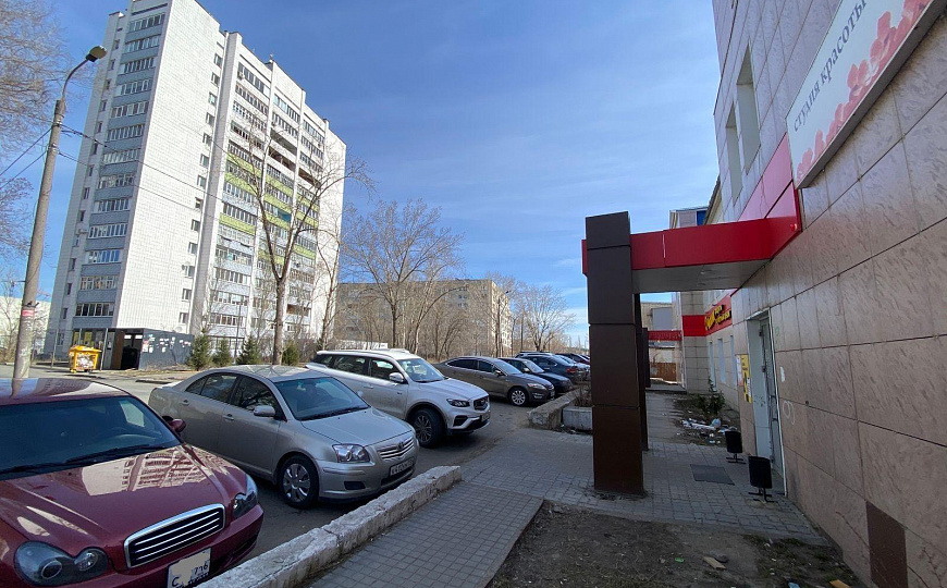 Продажа здания с арендаторами фото