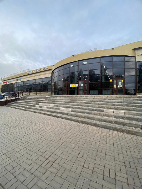 Помещение в ТЦ с отдельным входом на первой линии 351 м² фото