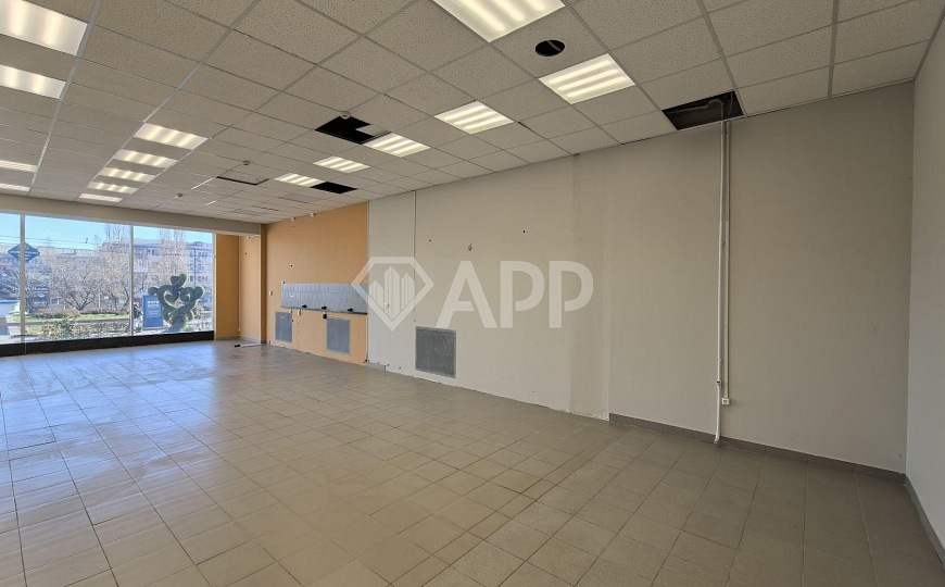 Сдаю торговое помещение, 290 м² фото