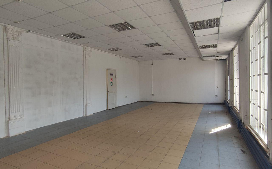 Помещение стрит-ритейл 89 м² на 1-й линии с высоким трафиком! фото