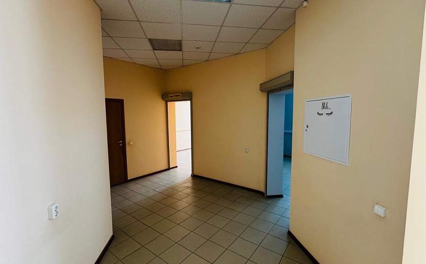 Помещение с ремонтом и отделным входом 100 м² фото