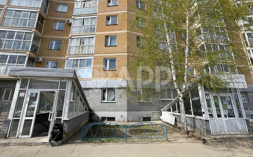 Продам цоколь с арендаторами на трафике. фото