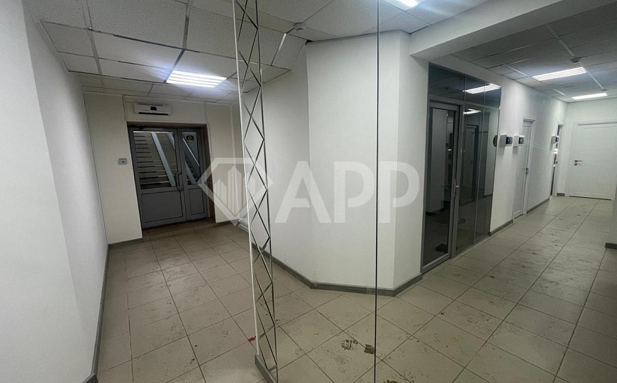 Продам цоколь с арендаторами на трафике. фото