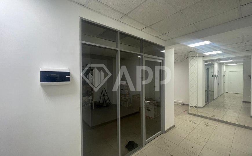 Продам цоколь с арендаторами на трафике. фото