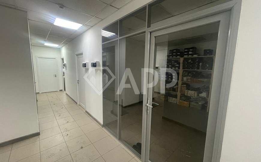 Продам цоколь с арендаторами на трафике. фото