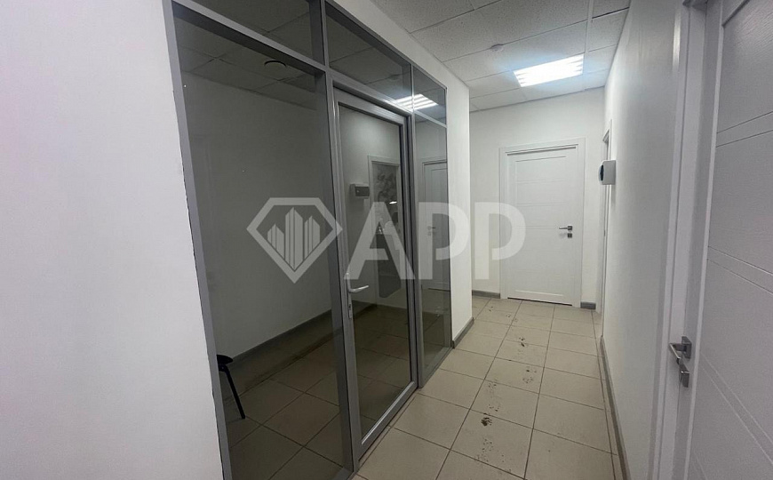 Продам цоколь с арендаторами на трафике. фото