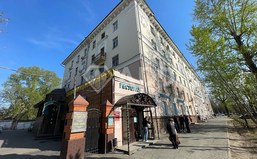 Высокий цоколь с окнами рядом с метро. фото