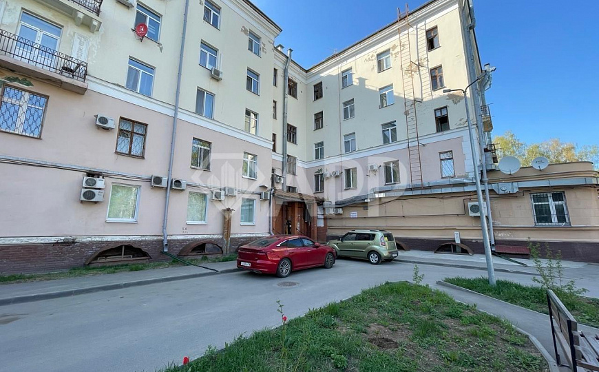 Высокий цоколь с окнами рядом с метро. фото