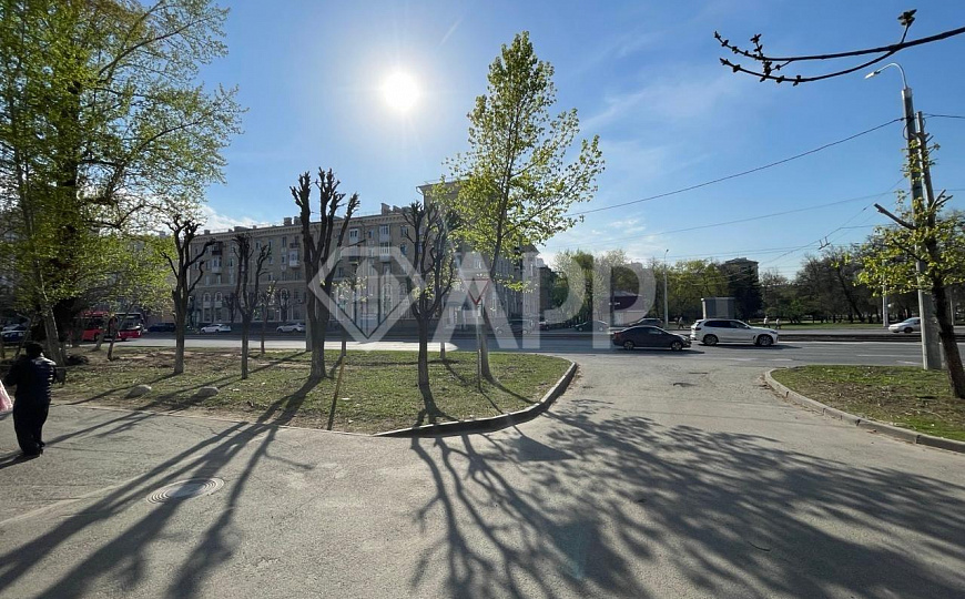 Высокий цоколь с окнами рядом с метро. фото