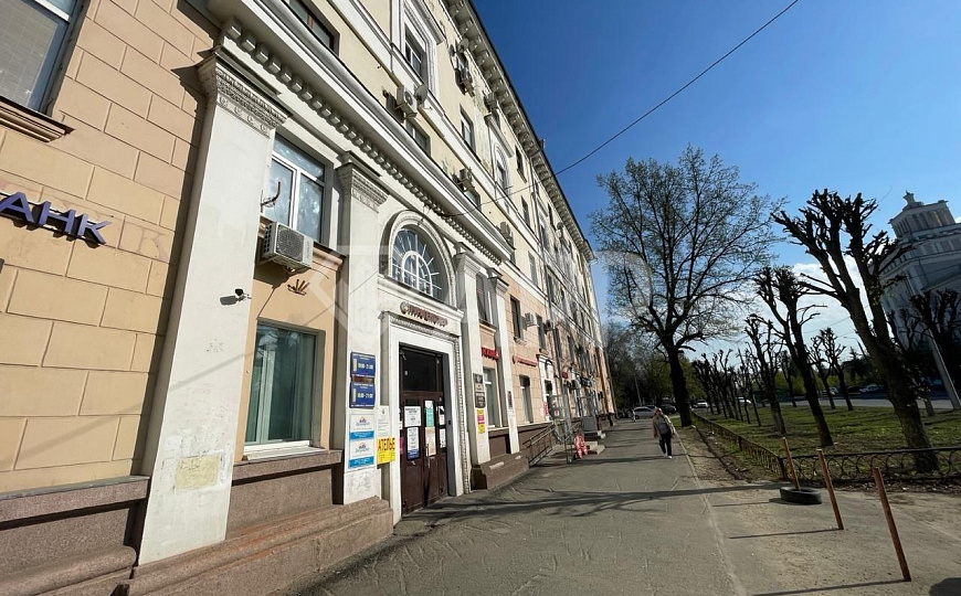 Высокий цоколь с окнами рядом с метро. фото