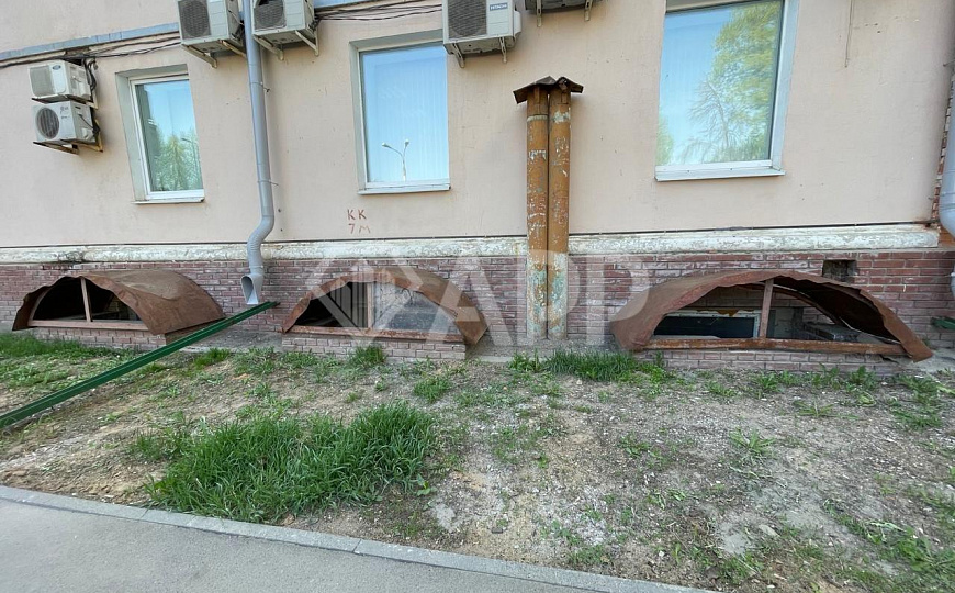 Высокий цоколь с окнами рядом с метро. фото