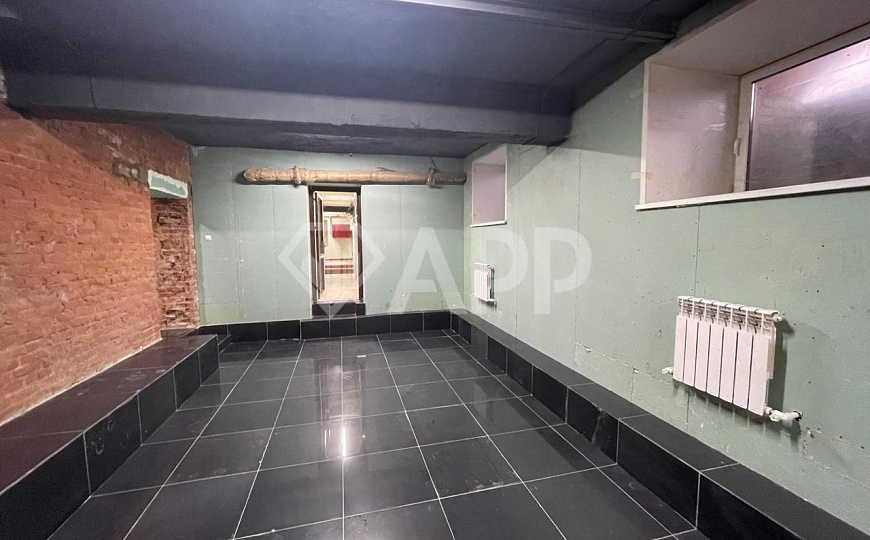Высокий цоколь с окнами рядом с метро. фото