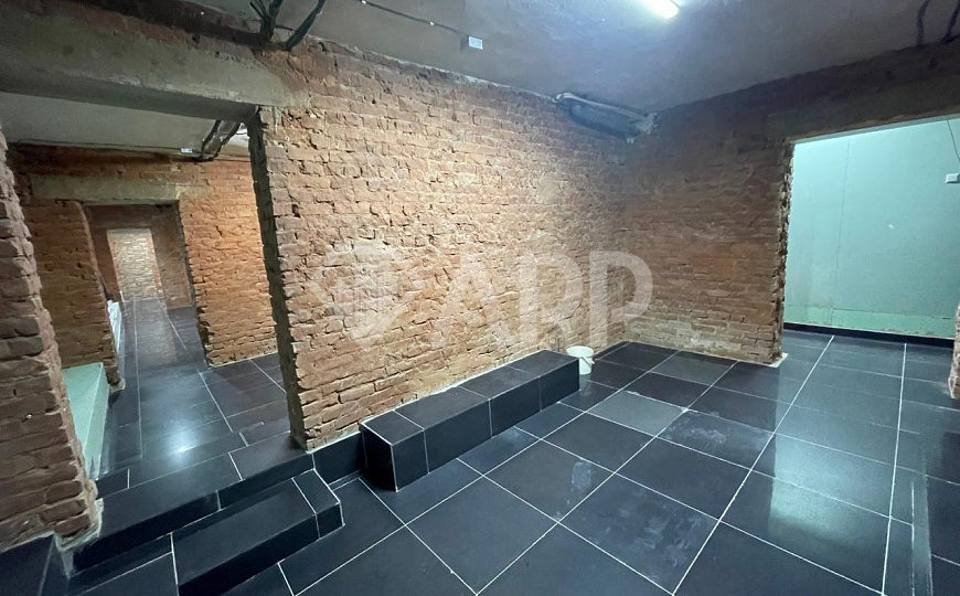 Высокий цоколь с окнами рядом с метро. фото