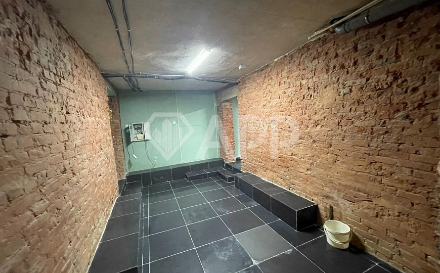 Высокий цоколь с окнами рядом с метро. фото