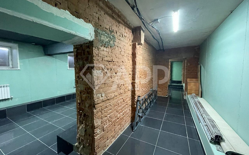 Высокий цоколь с окнами рядом с метро. фото