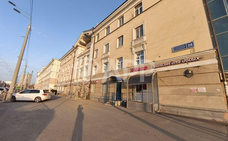 Продам офис с ремонтом в центре с парковкой фото