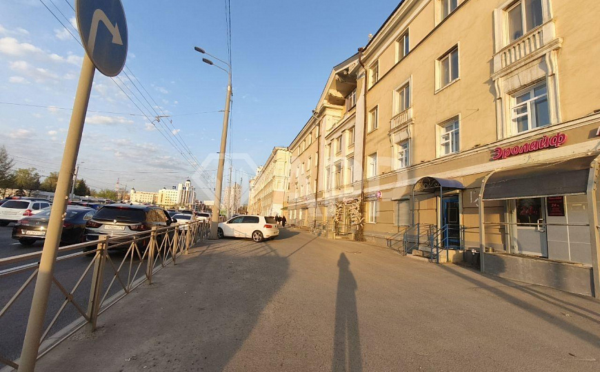 Продам офис с ремонтом в центре с парковкой фото