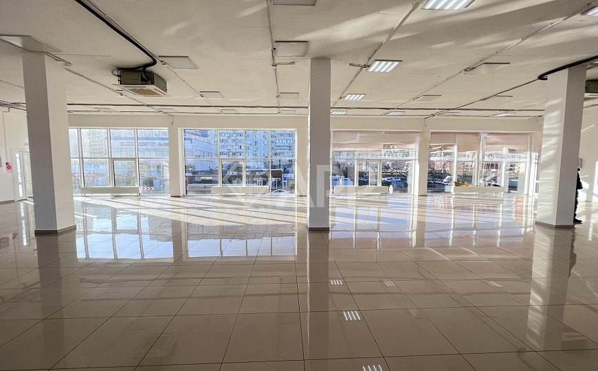 Сдаю торговое помещение, 320 м² фото