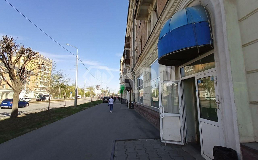 Торговое помещение на первой линии фото