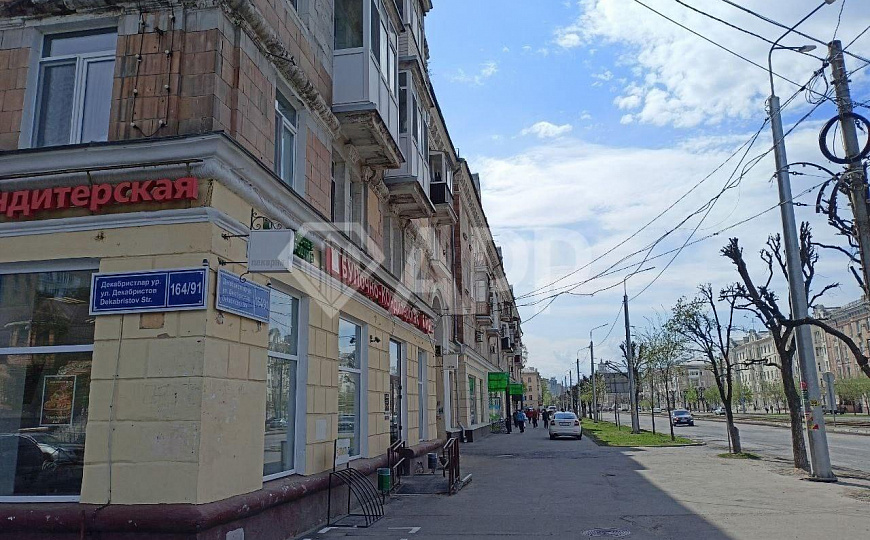 Торговое помещение на первой линии фото