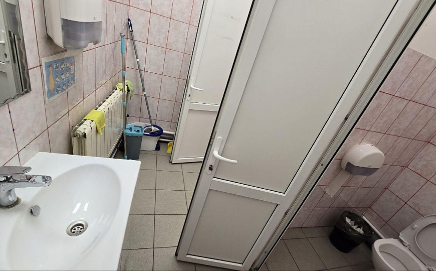 Третий этаж в хорошем месте, можно с готовым бизнесом. фото