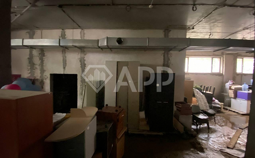 Продаю цоколь 223,8 м² с большими окнами в центре фото