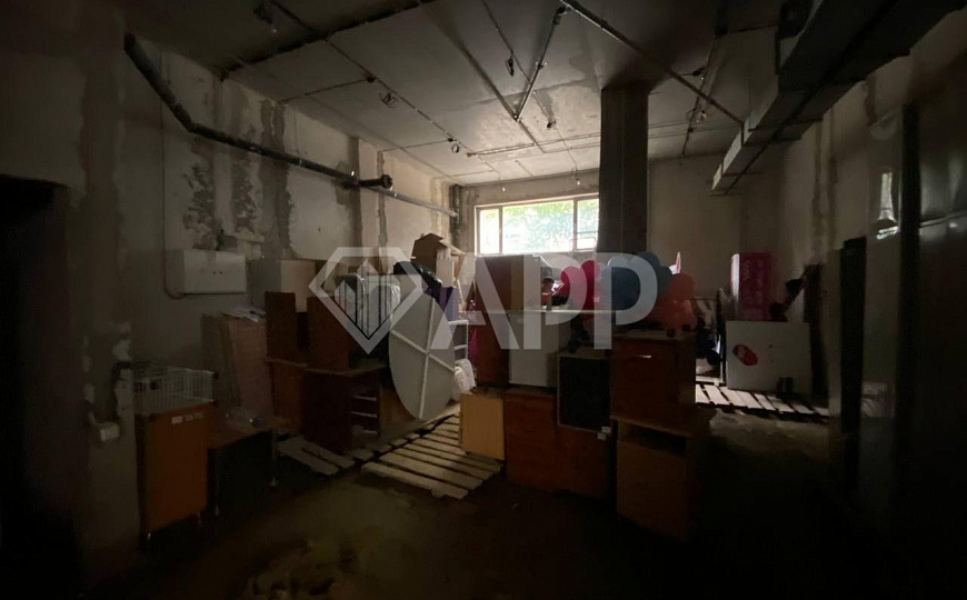 Продаю цоколь 223,8 м² с большими окнами в центре фото