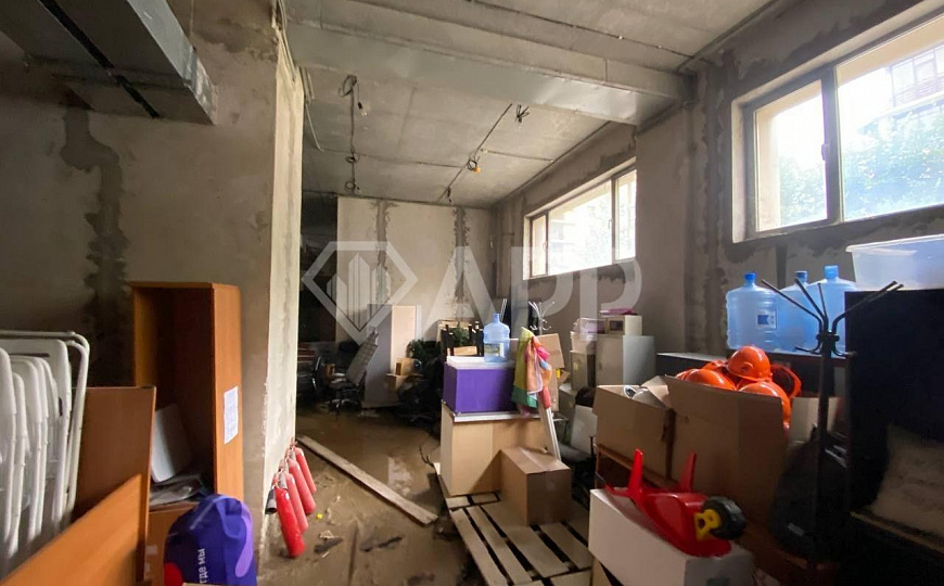 Продаю цоколь 223,8 м² с большими окнами в центре фото