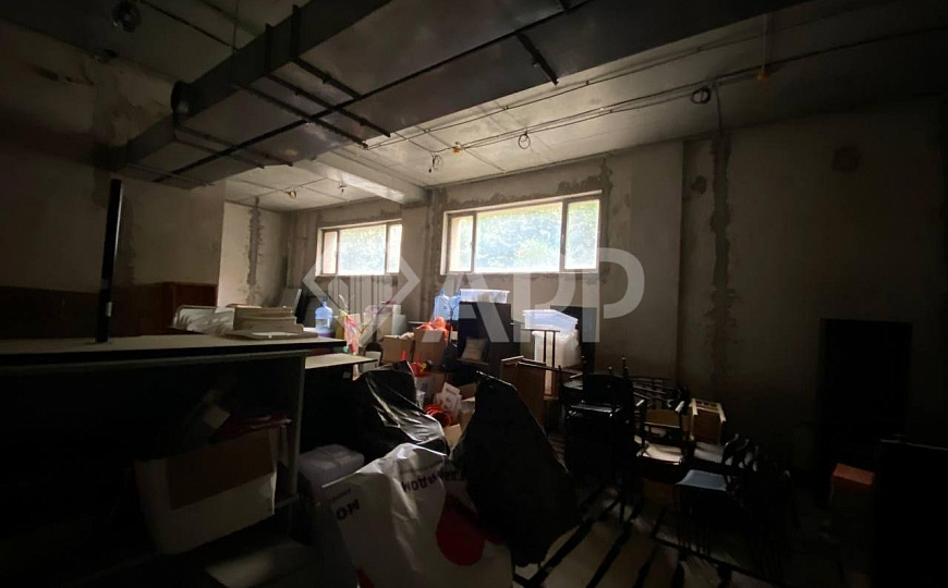 Продаю цоколь 223,8 м² с большими окнами в центре фото