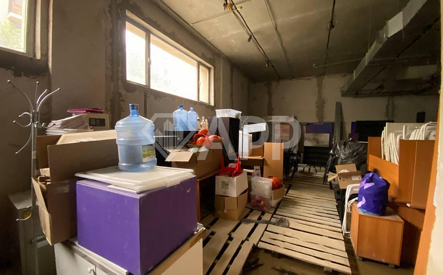 Продаю цоколь 223,8 м² с большими окнами в центре фото