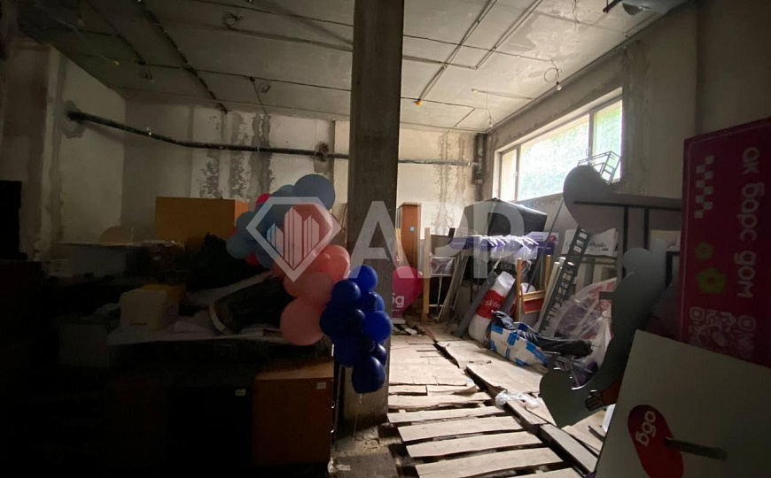 Продаю цоколь 223,8 м² с большими окнами в центре фото
