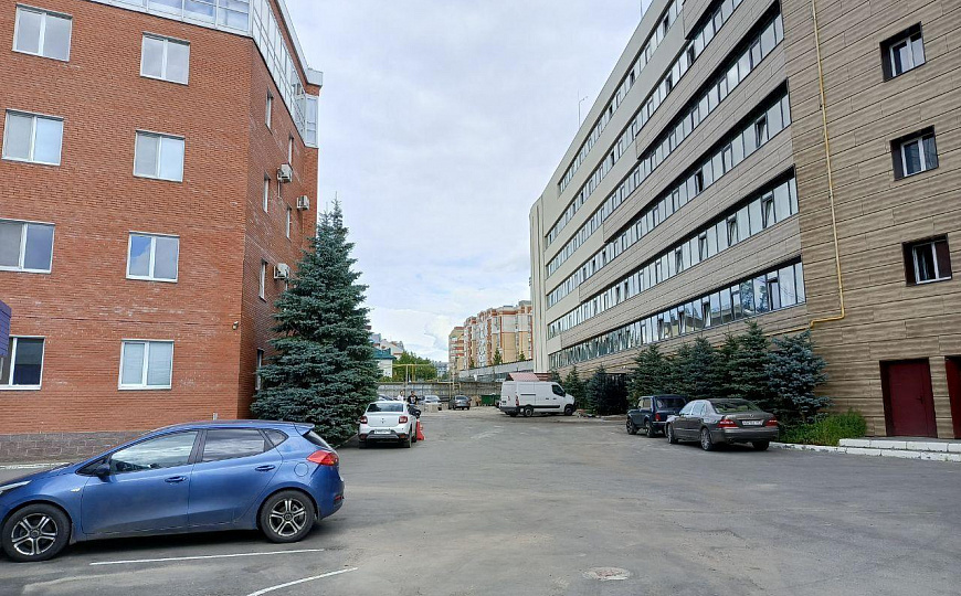 Сдам многофункциональный комплекс с паркингом. фото