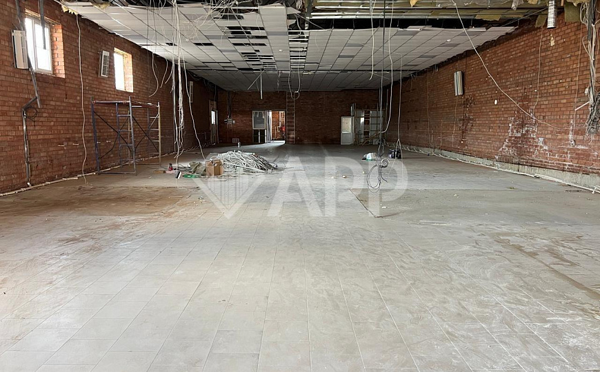 Сдам помещение свободного назначения, 910 м². 585 м² торговый зал и 325 м² складское помещение фото