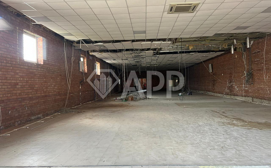 Сдам помещение свободного назначения, 910 м². 585 м² торговый зал и 325 м² складское помещение фото
