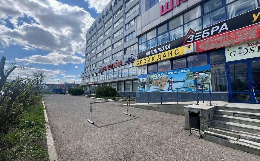 Аренда. Помещение в бизнес/торговом центре 40-130м², 1 линия фото