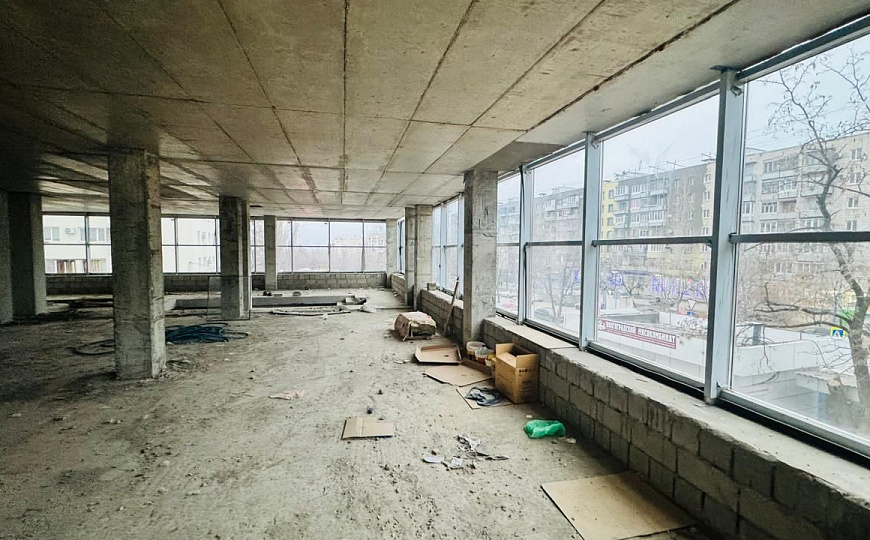 Помещение с витринами, мокрой точкой под бьюти сферу, 30 м² фото