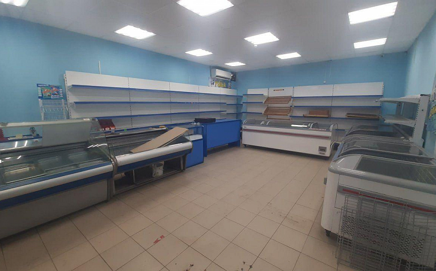 Магазин с холодильным и торговым оборудованием фото