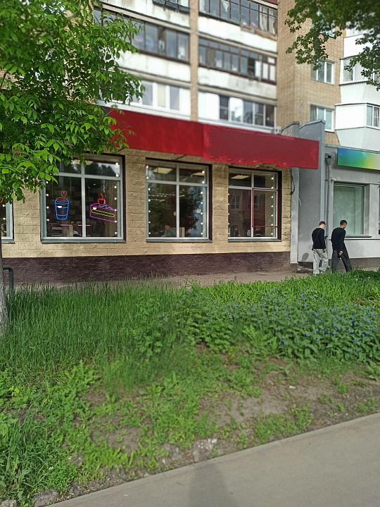 Сдам помещение на первой линии с отдельным входом. фото
