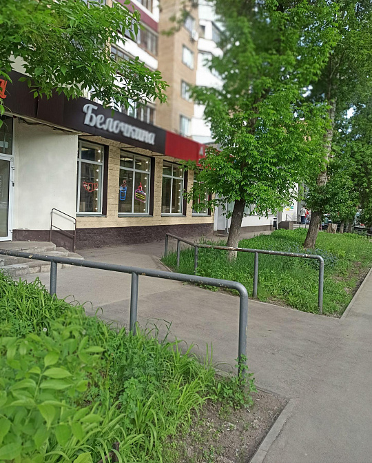 Сдам помещение на первой линии с отдельным входом. фото