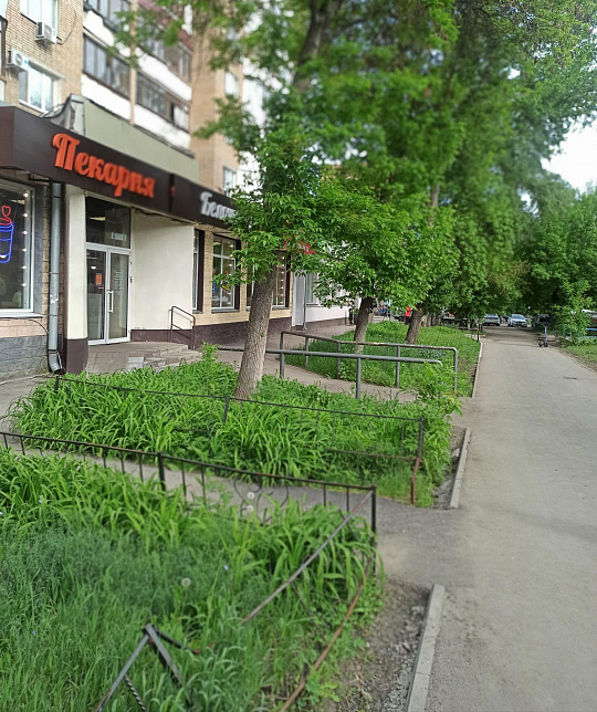 Сдам помещение на первой линии с отдельным входом. фото
